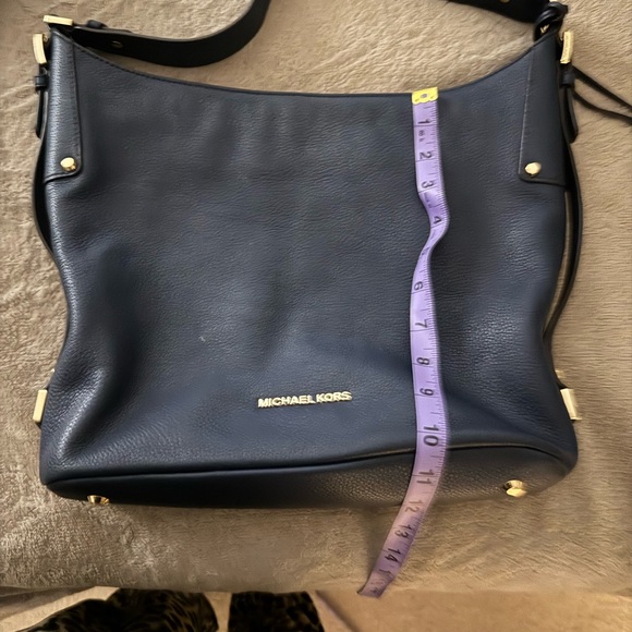Micheal Kors Navy purse - Picture 7 of 7